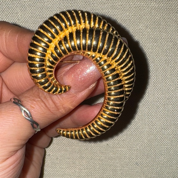 Monet Jewelry - Vintage Monet Gold tone Brooch